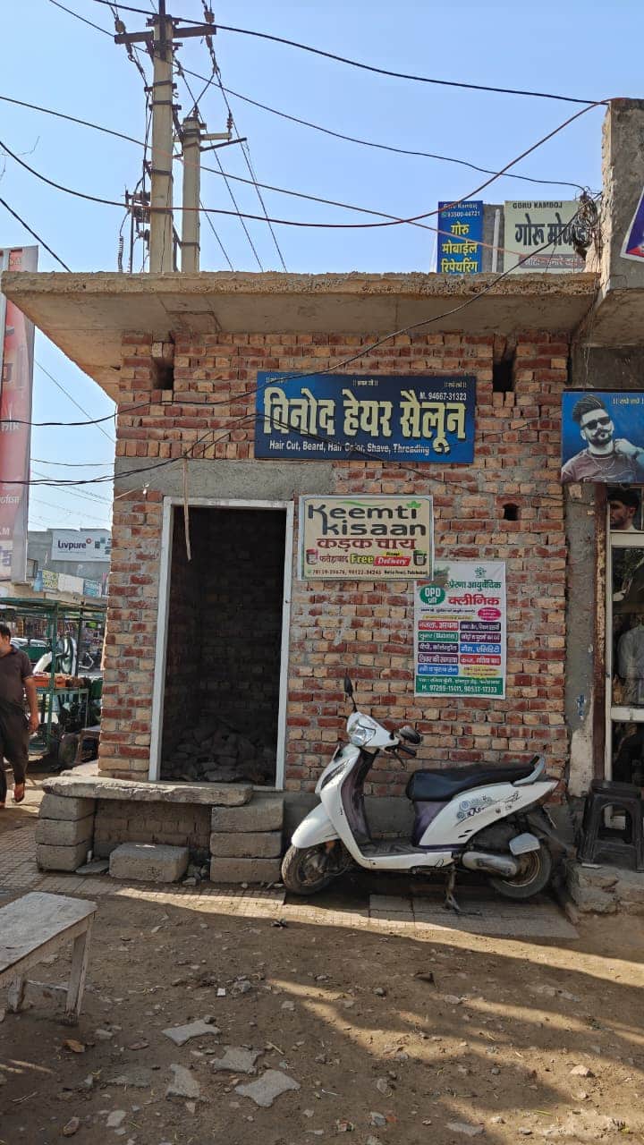 रतिया चुंगी पर स्थित निर्माणधीन शौचालय। संवाद