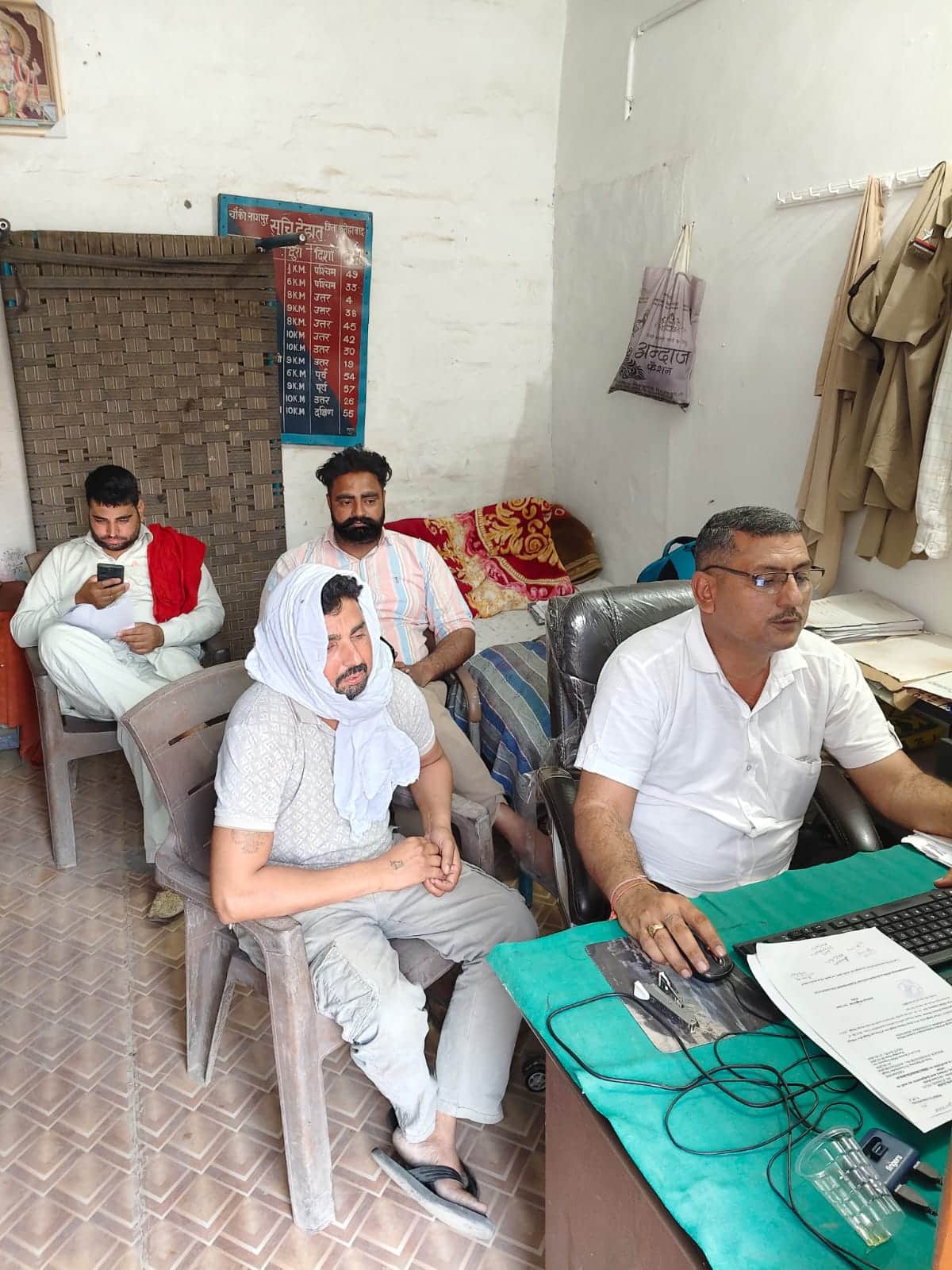 रतिया में मामले में कार्रवाई करते हुए पुलिस कर्मी