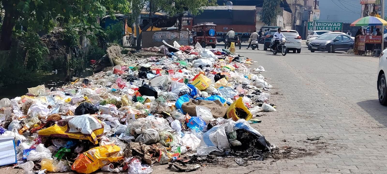 रुड़की में रामनगर कोर्ट के पास जमा कूडा- संवाद