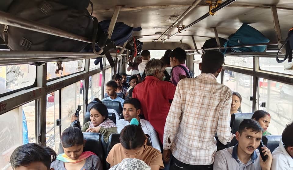 रोड़वेज बस में खड़े परीक्षार्थी। 