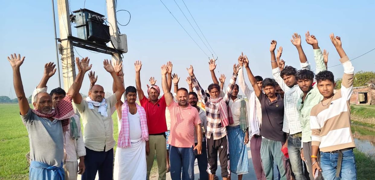Villagers raised slogans against the failure to replace the blown transformer.