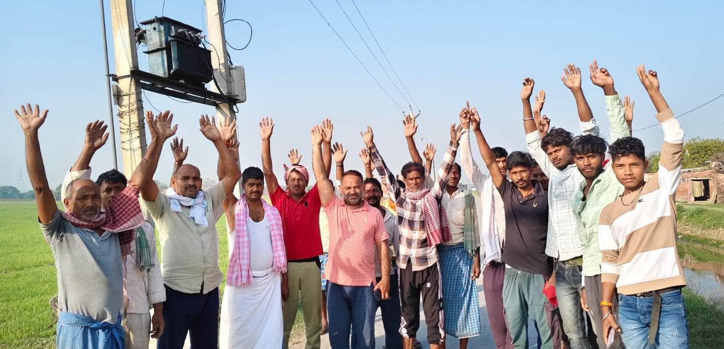 सकलडीहा के ताजपुर में ट्रांसफार्मर के लिए प्रदर्शन करते ग्रामीण। संवाद