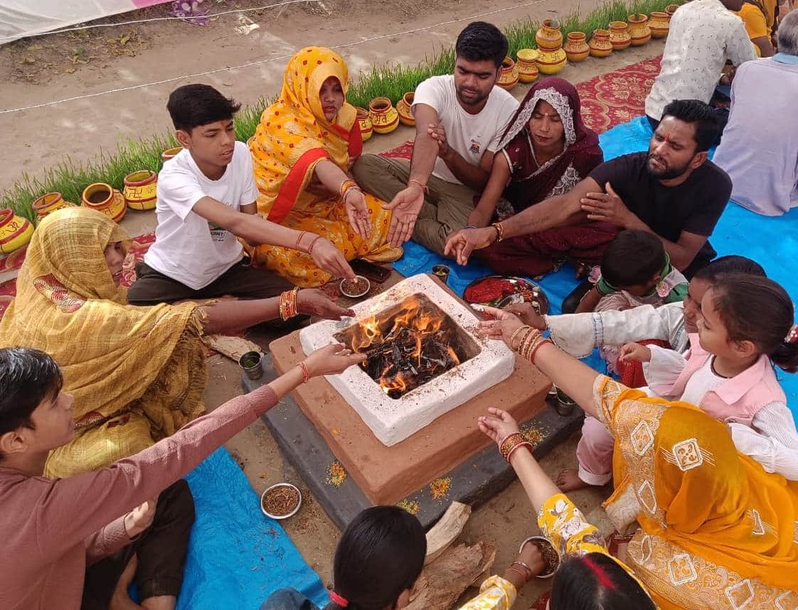 सकरन में हवन करते श्रद्धालु। 