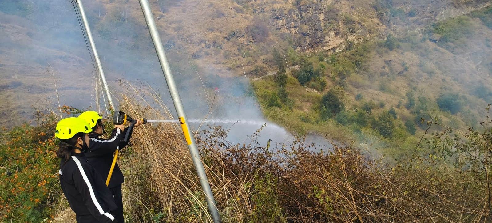 सिकुड़ा बैंड के जंगल में लगी आग बुझाती फायर सर्विस टीम। स्रोत-फायर स्टेशन