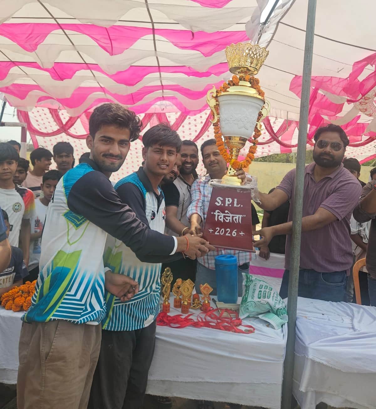 सुखपुरा कस्बा में आयोजित क्रिकेट प्रतियोगिता के विजेता खिलाड़ियों को सम्मानित करते अतिथिगण।आय