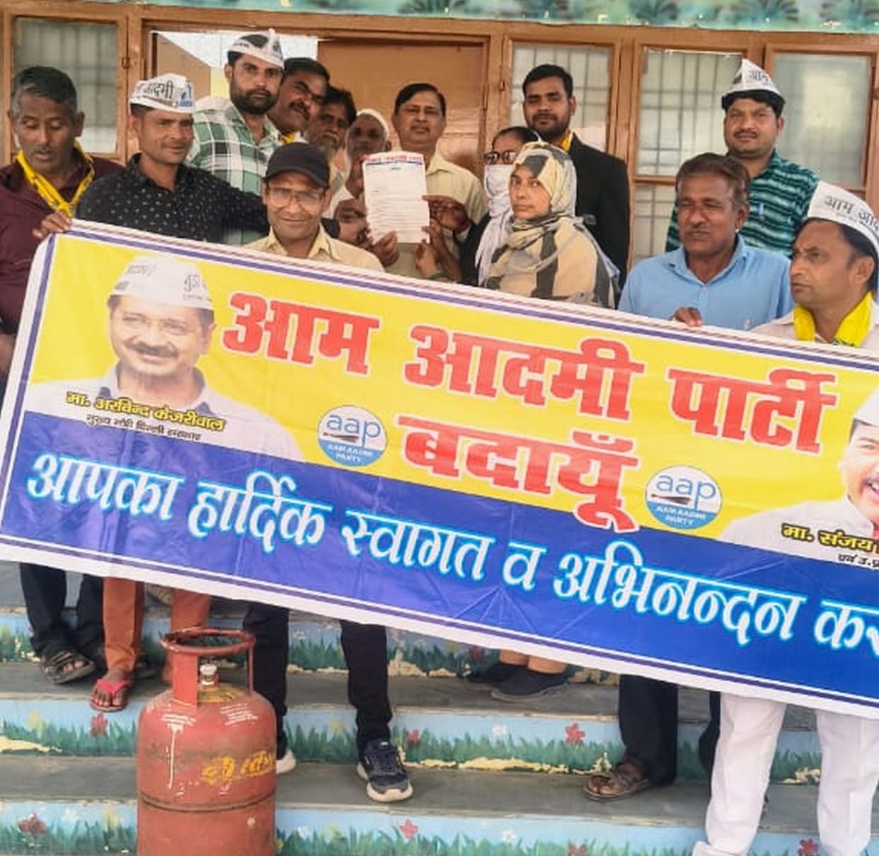 AAP functionaries staged a protest rally carrying gas cylinders.