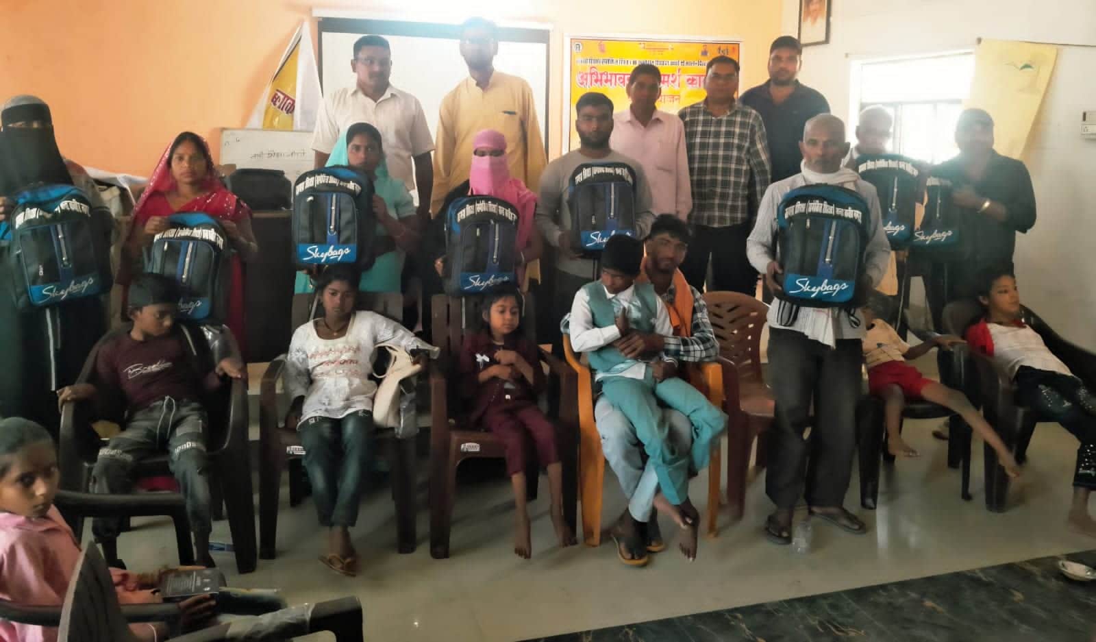 सेमरियावां बीआरसी पर दिव्यांग बच्चों को टीएलएम बैग वितरित किया गया-स्रोत बीआरसी