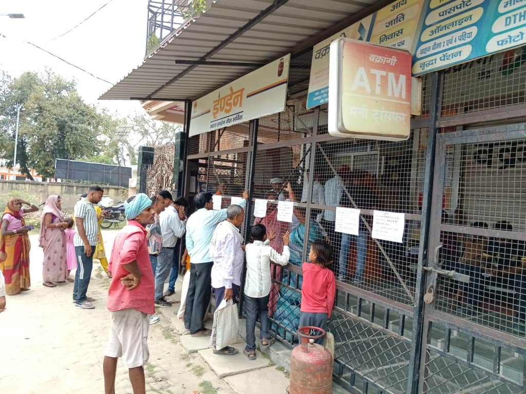 सिराथू कस्बा स्थित अटल इंडियन गैस एजेंसी में जुटी उपयोगिताओं की भीड़ संवाद