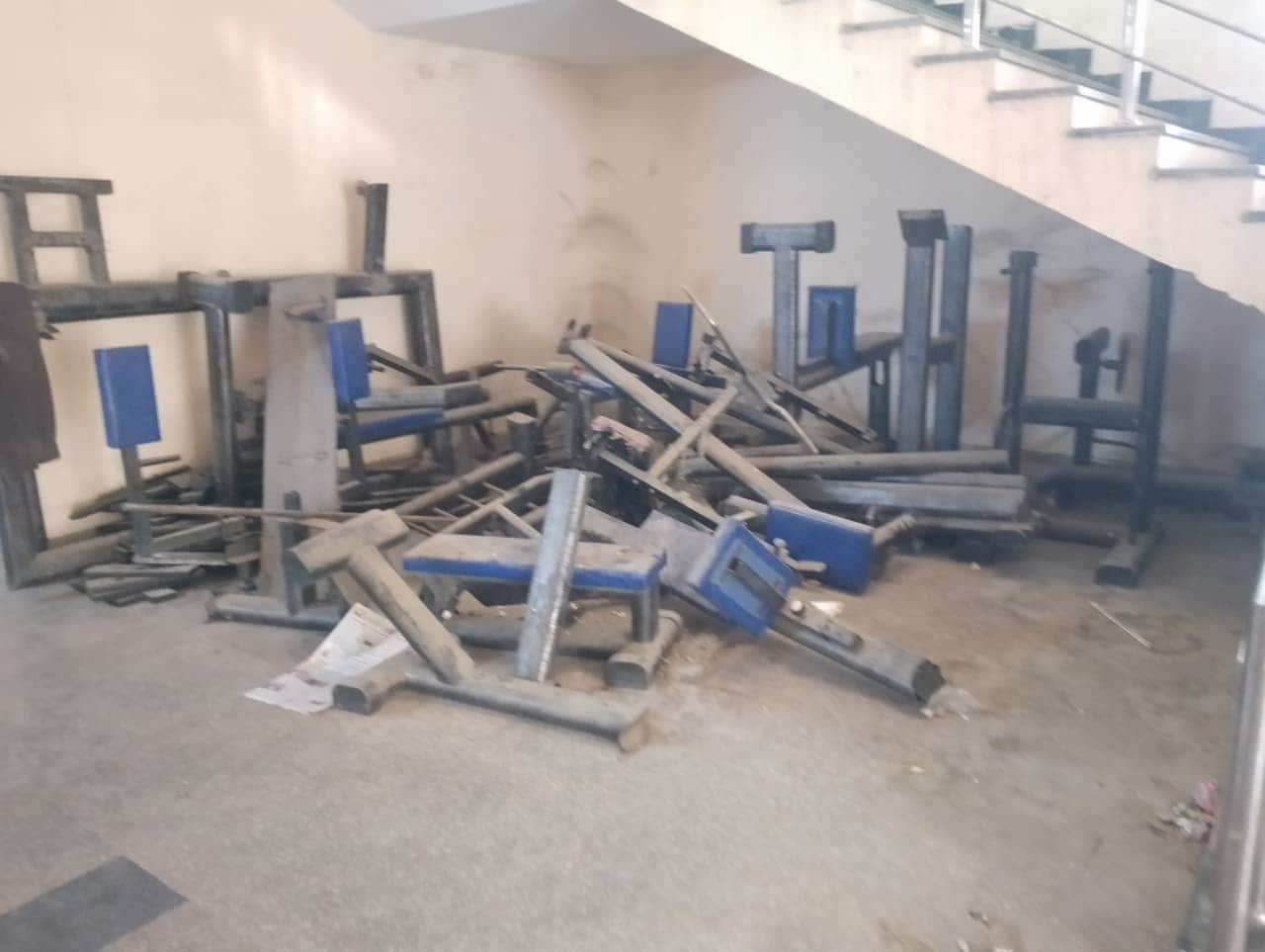 स्टेडियम में पड़े उपकरण। संवाद