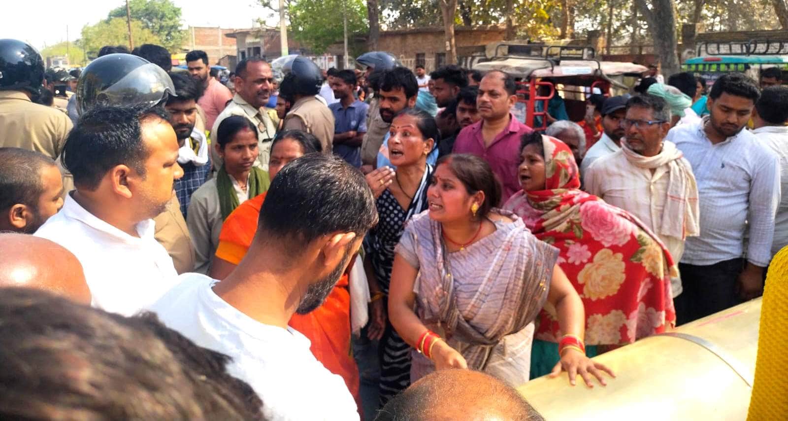 सेंट्रल बैंक मुबारकपुर के सामने सड़क पर जाम करते लाेगों को समझाती पुलिस। संवाद