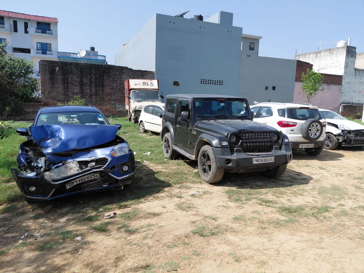 Three cars collided in front of the police station, five injured.