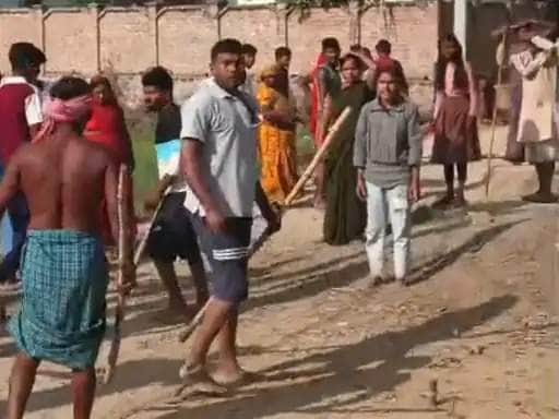 सेवढ़ी हुदहुदीपुर गांव में पुरानी रंजिश में निकले लाठी डंडे। स्रोत:-जागरूक पाठक