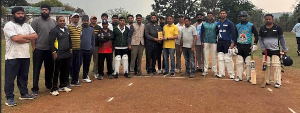 शाहपुर में क्रिकेट प्रतियोगिता के दौरान दोनों टीमों के खिलाड़ी। -स्रोत ः जागरूक पाठक