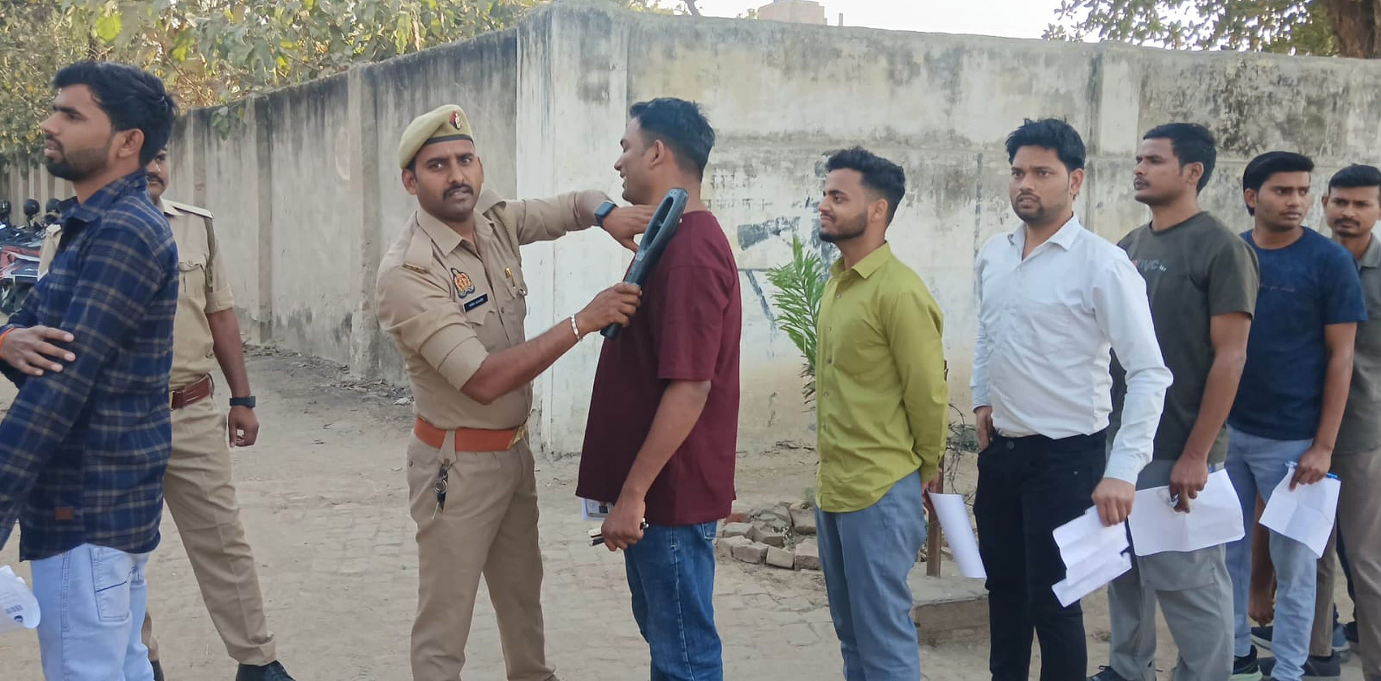 शहर के रमाबाई राजकीय महिला स्नातकोत्तर महाविद्यालय में परीक्षा में प्रवेश से पहले मेडल डिटेक्टर