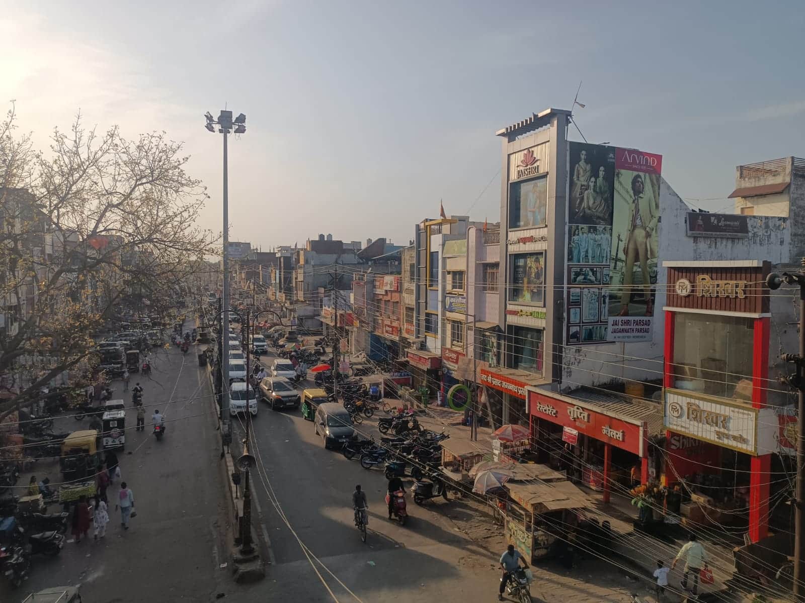 शहर में बने शॉपिंग माल। संवाद