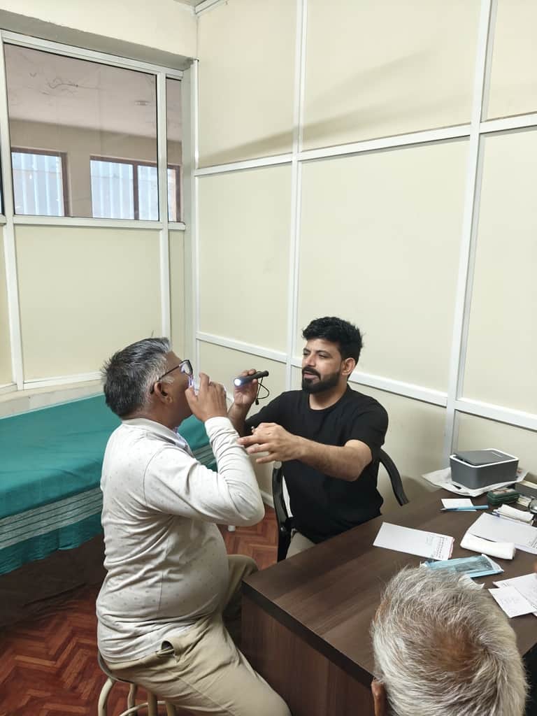 शिविर में मरीज की जांच करते चिकित्सक। स्रोत : संस्था