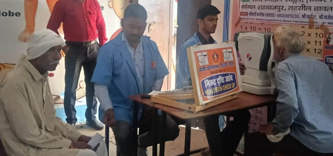 शिविर में नेत्र जांच करते चिकित्सक। स्रोत : ग्रामीण