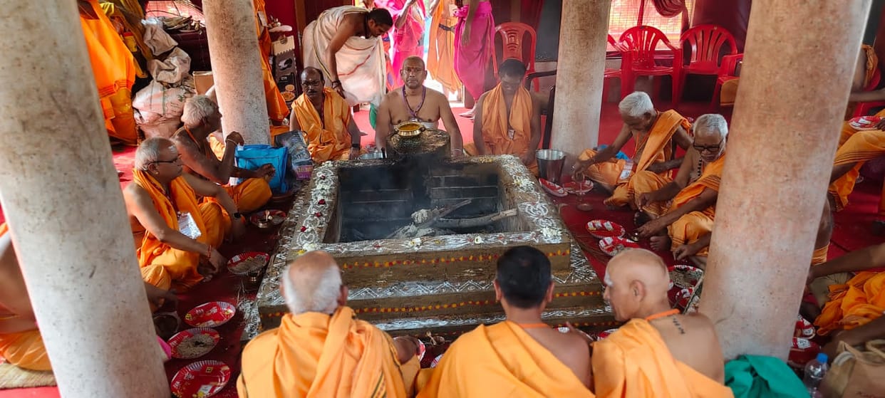 Havan, Ati Maharudra Yagya in Kashi for peace of America-Iran war