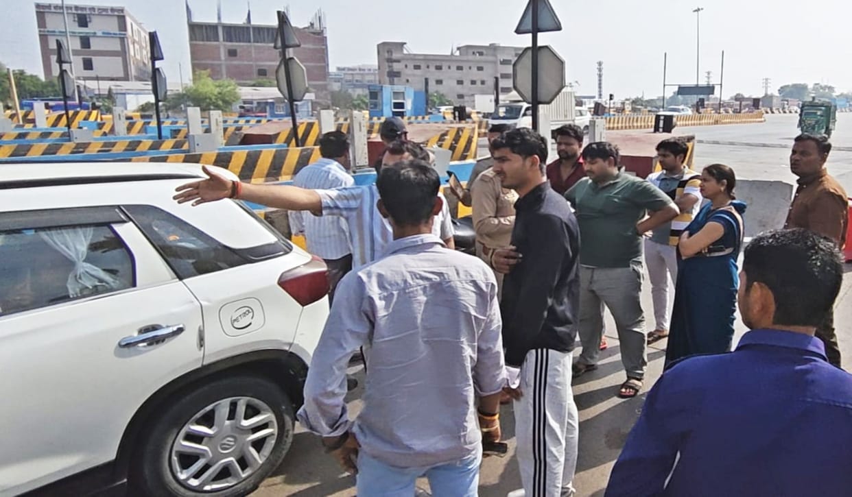 Uproar over toll plaza refusal to allow car to pass on police ID card
