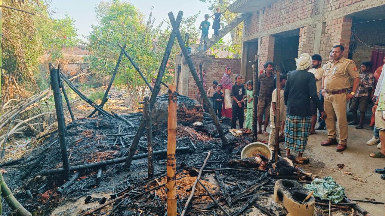 तेनुहारी दोयम में आग लगने से जल कर राख हुई झोपड़ी-स्रोत ग्रामीण