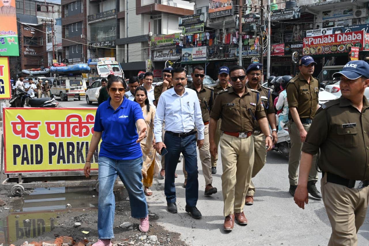 तपोवन क्षेत्र का निरीक्षण करती टिहरी डीएम नितिका खंडेलवाल। स्रोत टिहरी सूचना विभाग।