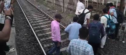 घटनास्थल पर लगी भीड़