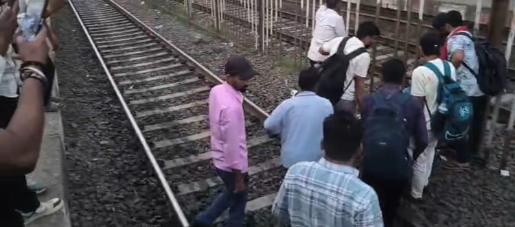 Bihar: हाथीदह जंक्शन पर दर्दनाक हादसा: ट्रेन में चढ़ते समय युवक पहिए के नीचे फंसा, बेगूसराय के युवक की गई जान