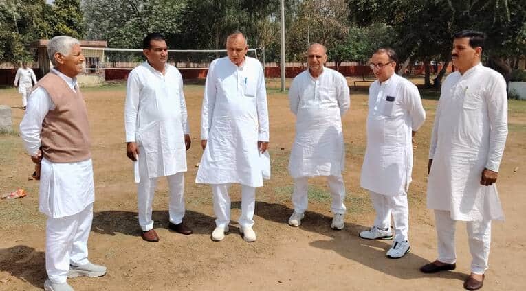 तोशाम में रैली स्थल का जायजा लेते हरिसिंह सांगवान व अन्य। संवाद