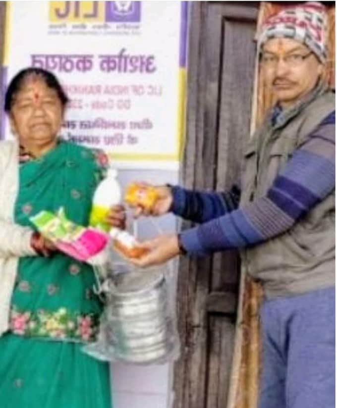 दुग्ध उत्पादक को प्रोत्साहित करने के लिए उन्हें सम्मानित करते समिति के पदाधिकारी। स्रोत- स्वयं