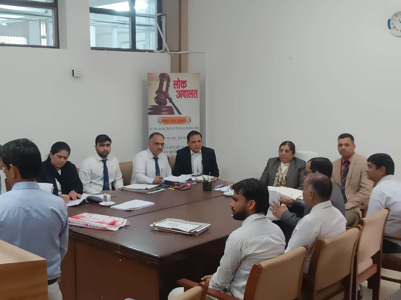 दादरी में राष्ट्रीय लोक अदालत में मामलों की सुनवाई करते हुए न्यायाधीश। 