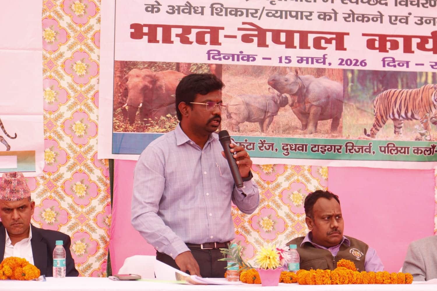 दुधवा की गौरीफंटा रेंज में भारत नेपाल बैठक में बोलते डिप्टी डायरेक्टर। स्रोत: दुधवा