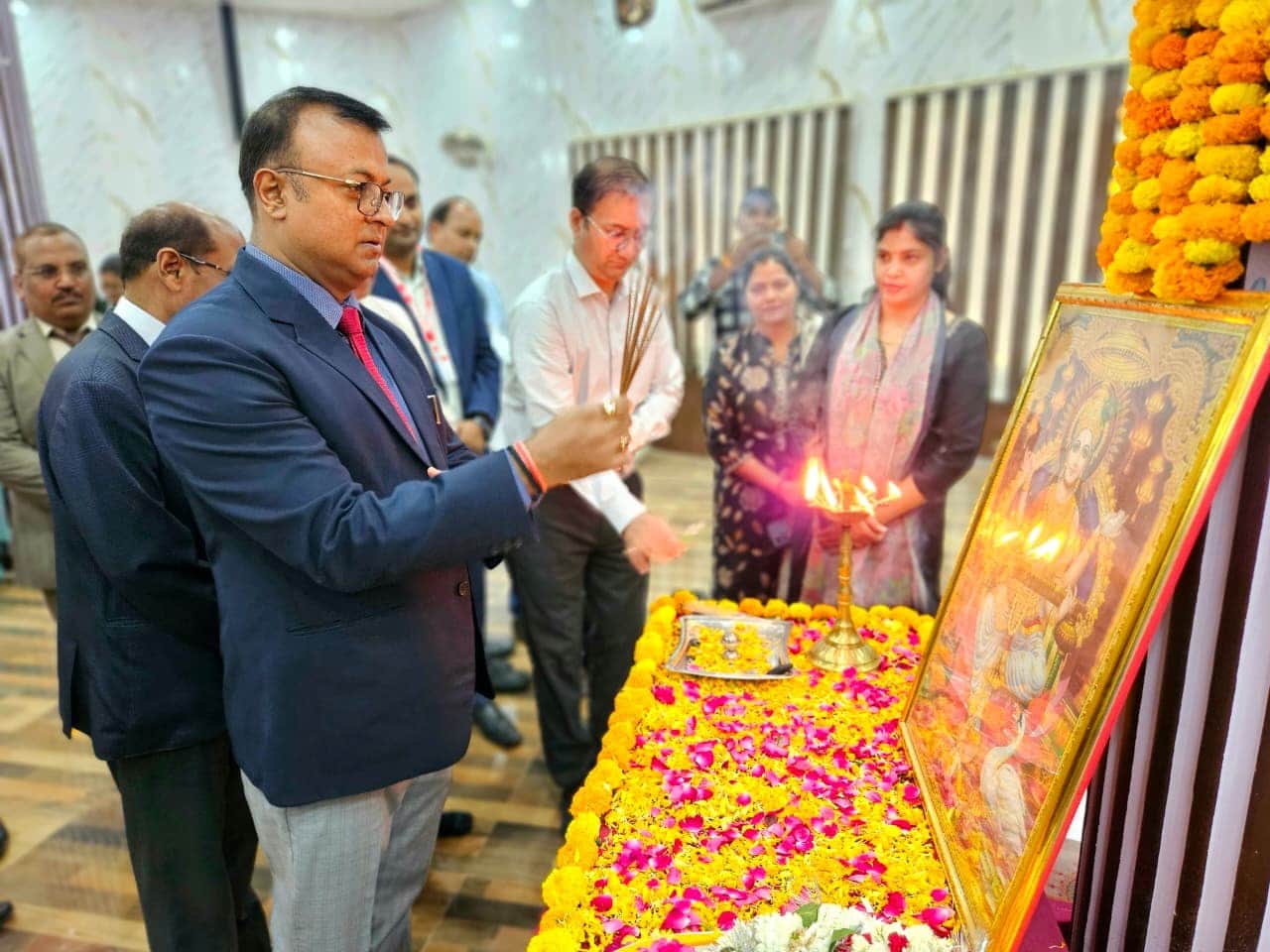 दीवानी न्यायालय परिसर में आयोजित राष्ट्रीय लोक अदालत का दीप प्रज्ज्वलित कर शुभारंभ करते जिला जज