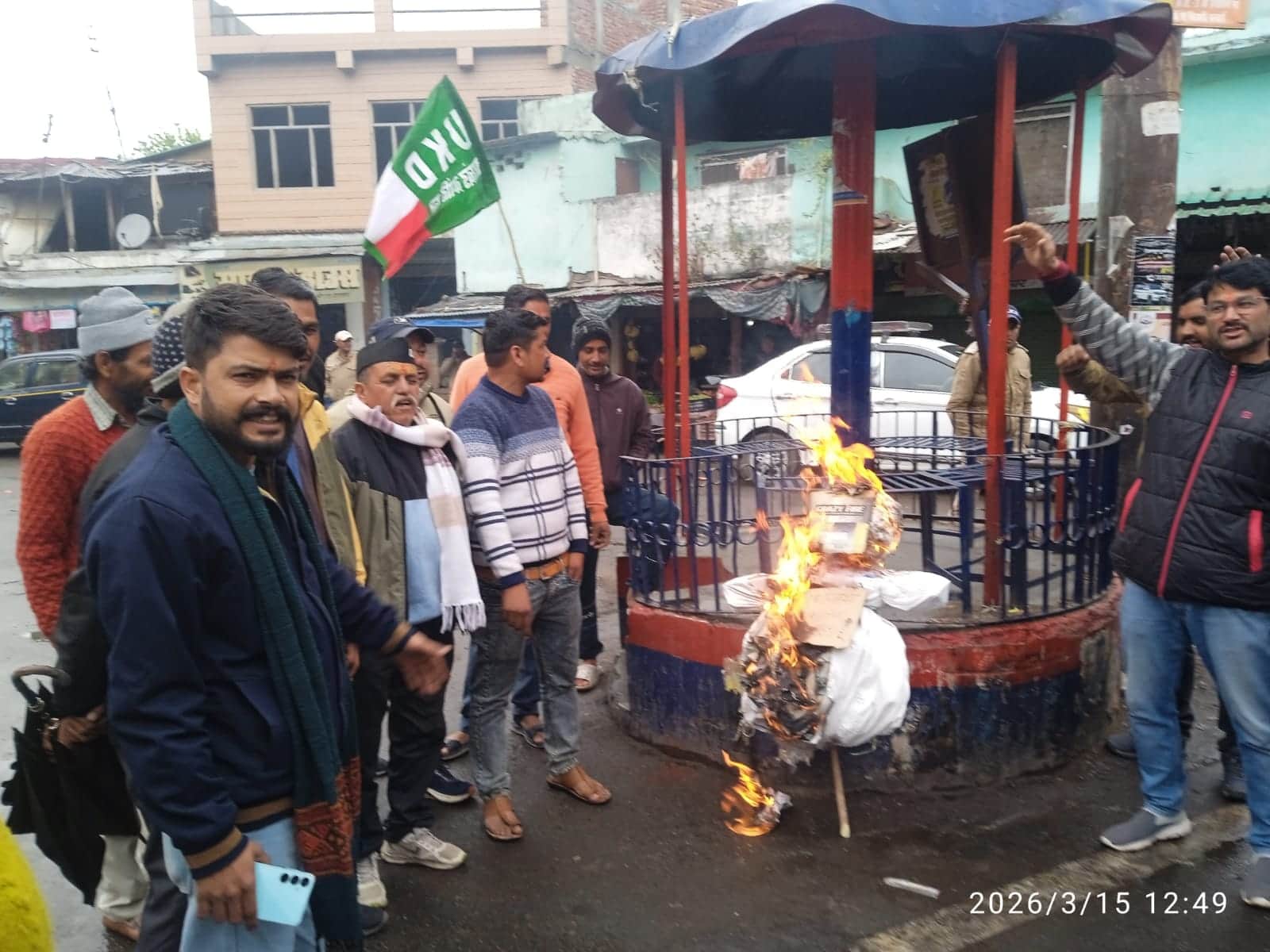  द्वाराहाट के मुख्य चौराहे पर पर्यटन मंत्री का पुतला फूंकते उक्रांद कार्यकर्ता।