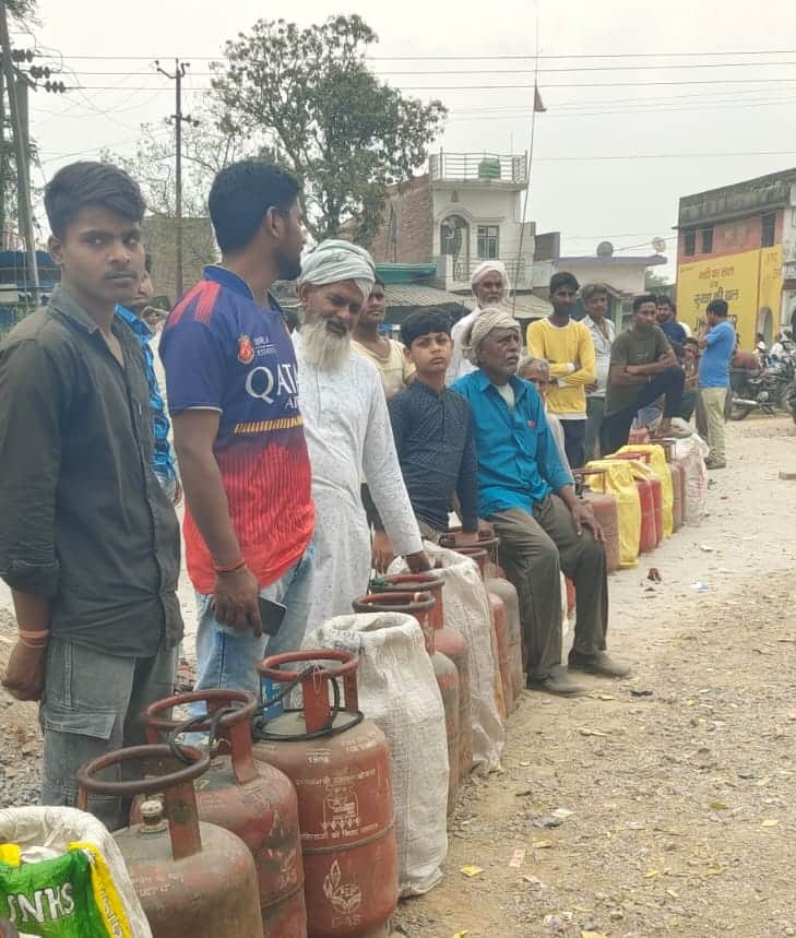 धानेपुर में गैस के लिए लाइन में लगे उपभोक्ता। स्रोत: उपभोक्ता