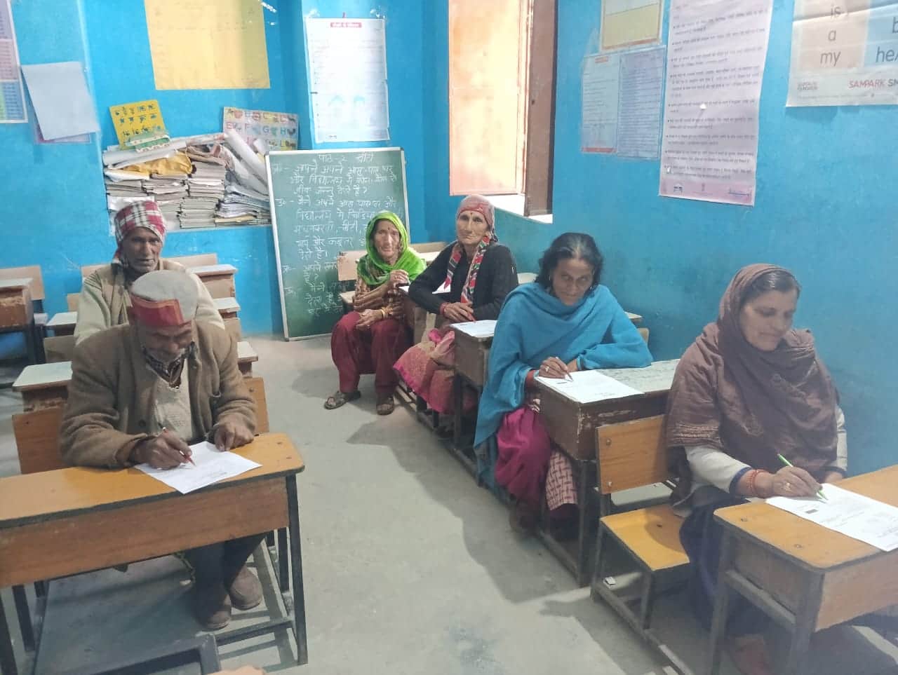 उल्लास कार्यक्रम के तहत परीक्षा देते व्यस्क परीक्षार्थी। स्त्रोत विभाग।