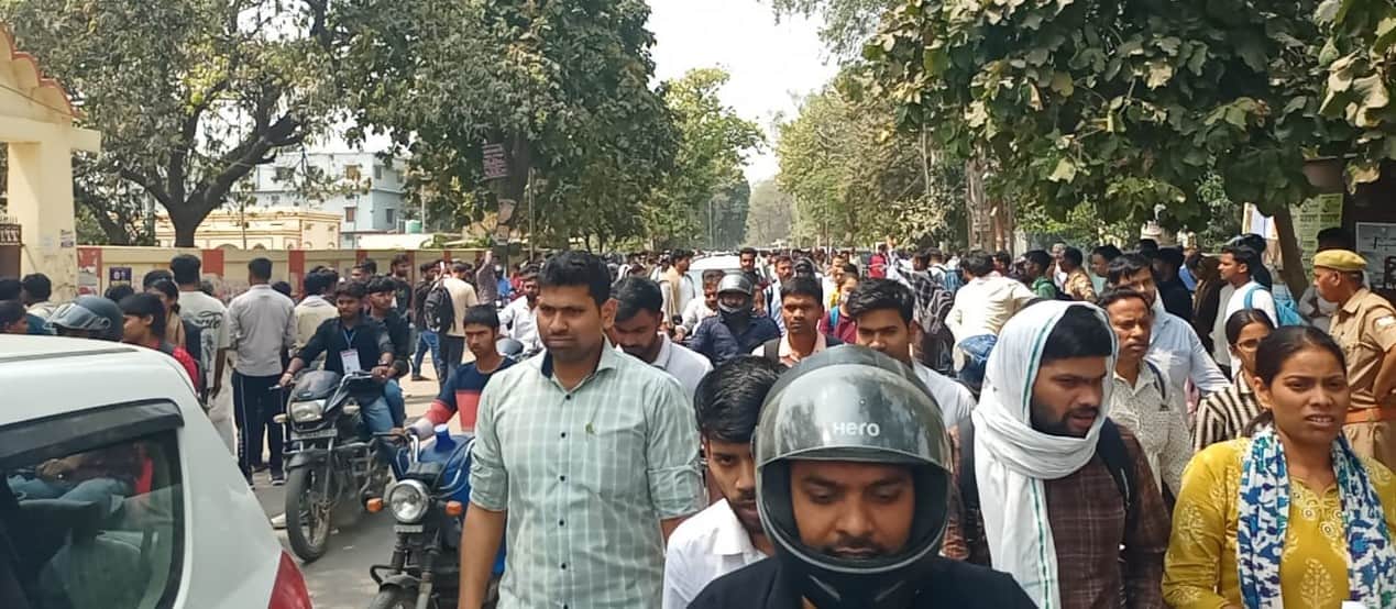 उपनिरीक्षक की परीक्षा देने के बाद अपने गंतव्य को जाते छात्र-छात्राएं। संवाद