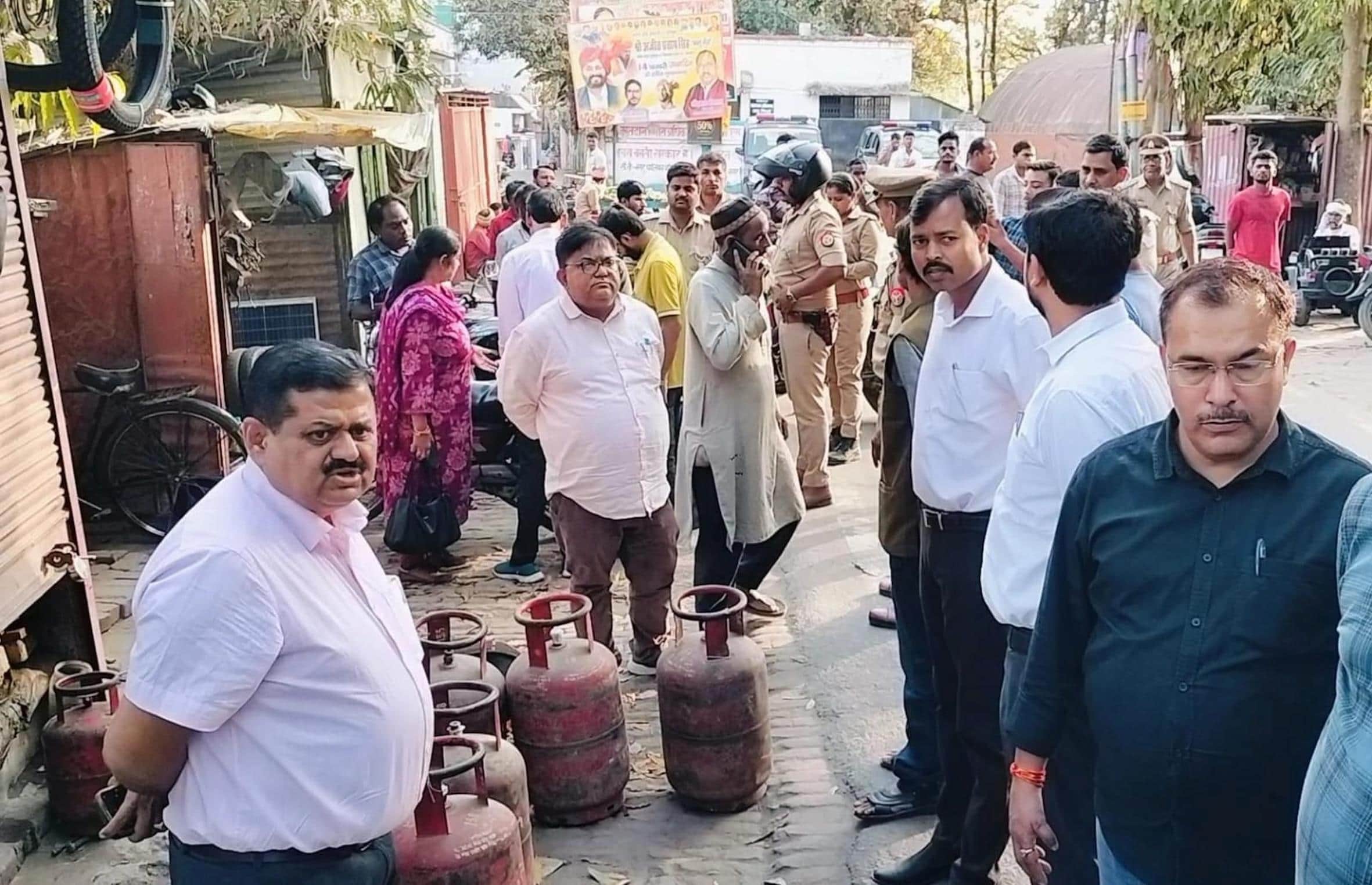 विकास भवन के पास दुकान में जांच करते जिला पूर्ति अधिकारी।    -संवाद