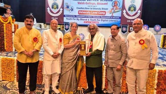 वैश्य महाविद्यालय में आयोजित   विश्वविद्यालय स्तरीय शिविर में अतिथि को सम्मानित करती प्रो डॉ द