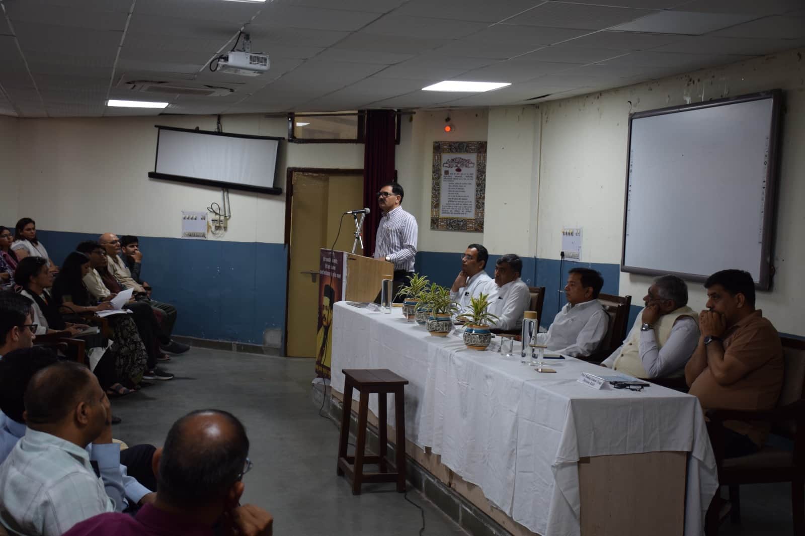 विवि में आयोजित कार्यशाला में भाग लेते प्रोफेसर्स व विद्यार्थी। स्रोत : विवि