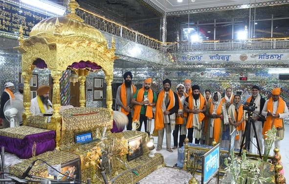 Delegation of jurists from UK-USA pays obeisance at the Gurdwara