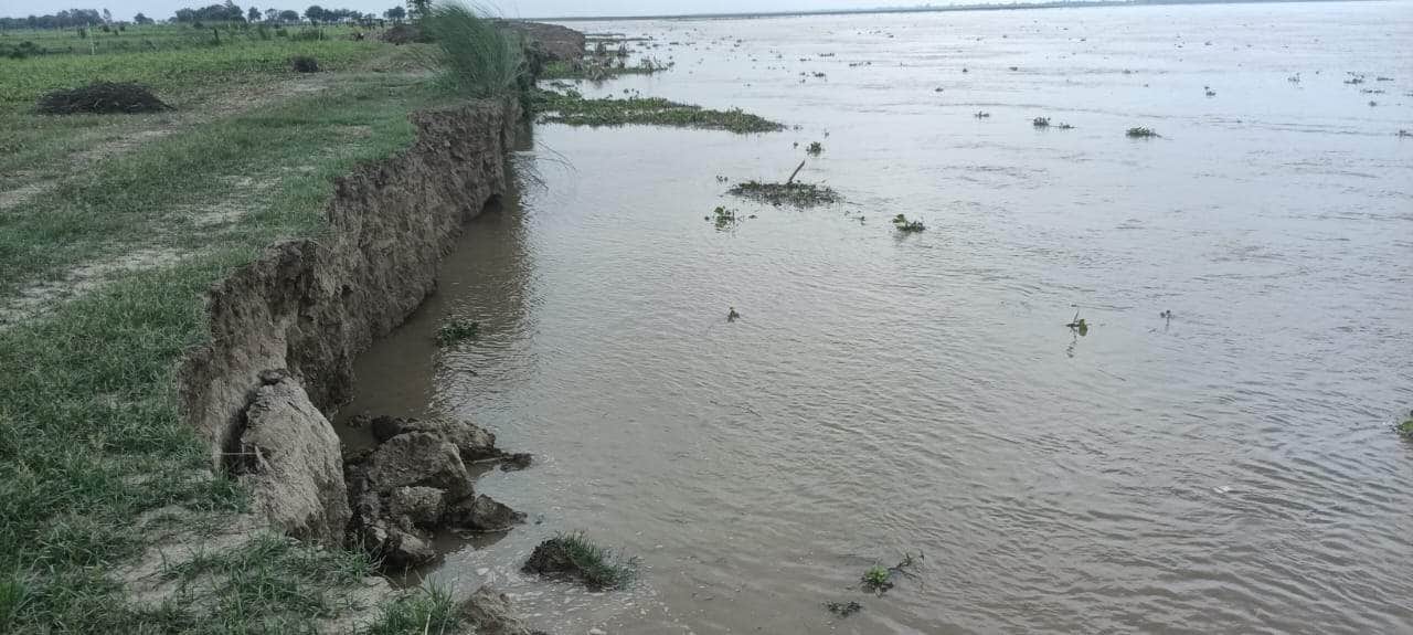 04 सगड़ी तहसील के पुरैनिया में कटान की फाइल फोटो। श्रोत-लाइब्रेरी