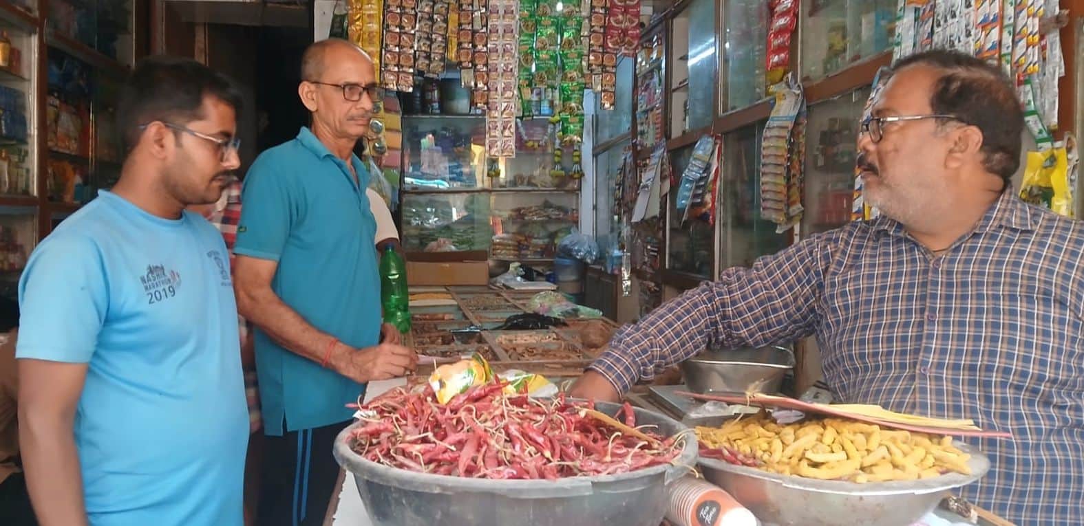 13. शहर के चौक में किराना की दुकान पर रिफाइंड का भाव लेते ग्राहक। संवाद