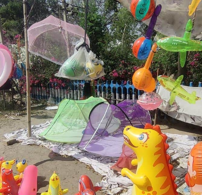 15जेएनडी07: शहर के गोहाना रोड पर मच्छरदानी बेचते हुए दुकानदार। संवाद