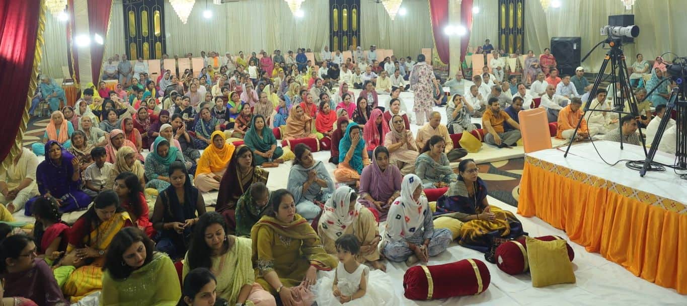 15जेएनडी12: हिंदू कन्या कॉलेज में आयोजित कार्यक्रम में मौजूद श्रद्धालु। स्रोत : आयोजक