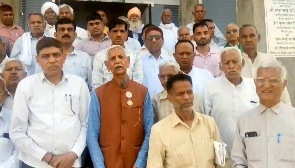 15जेएनडी13-बैरागी धर्मशाला में बैठक में पहुंचे एससी-बीसी वर्ग के लोग। स्रोत पदाधिकारी