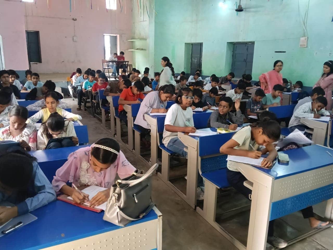 15जेएनडी24: राजकीय माडल संस्कृति वरिष्ठ माध्यमिक विद्यालय नगूरां में प्रवेश परीक्षा देते बच्चे।