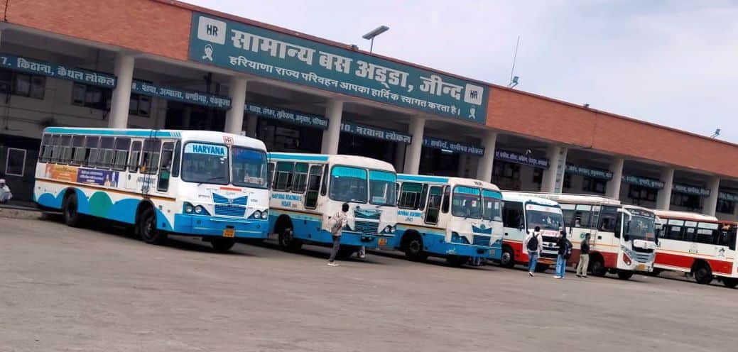 15जेएनडी28-बस अड्डे पर खड़ी रोडवेज बस, जो जींद से घोघड़ियां रूट पर चलेगी। संवाद