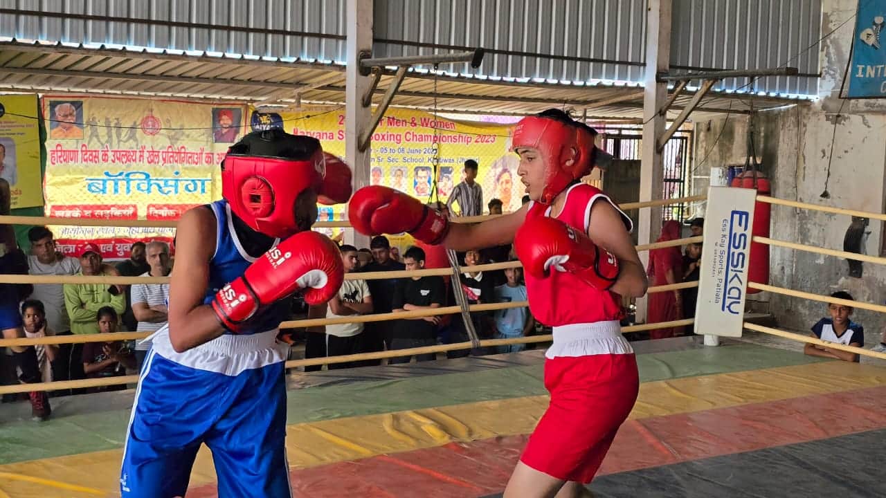 15jjrp24- झज्जर। जिला स्तरीय प्रतियोगिता का मैच खेलते खिलाड़ी। संवाद