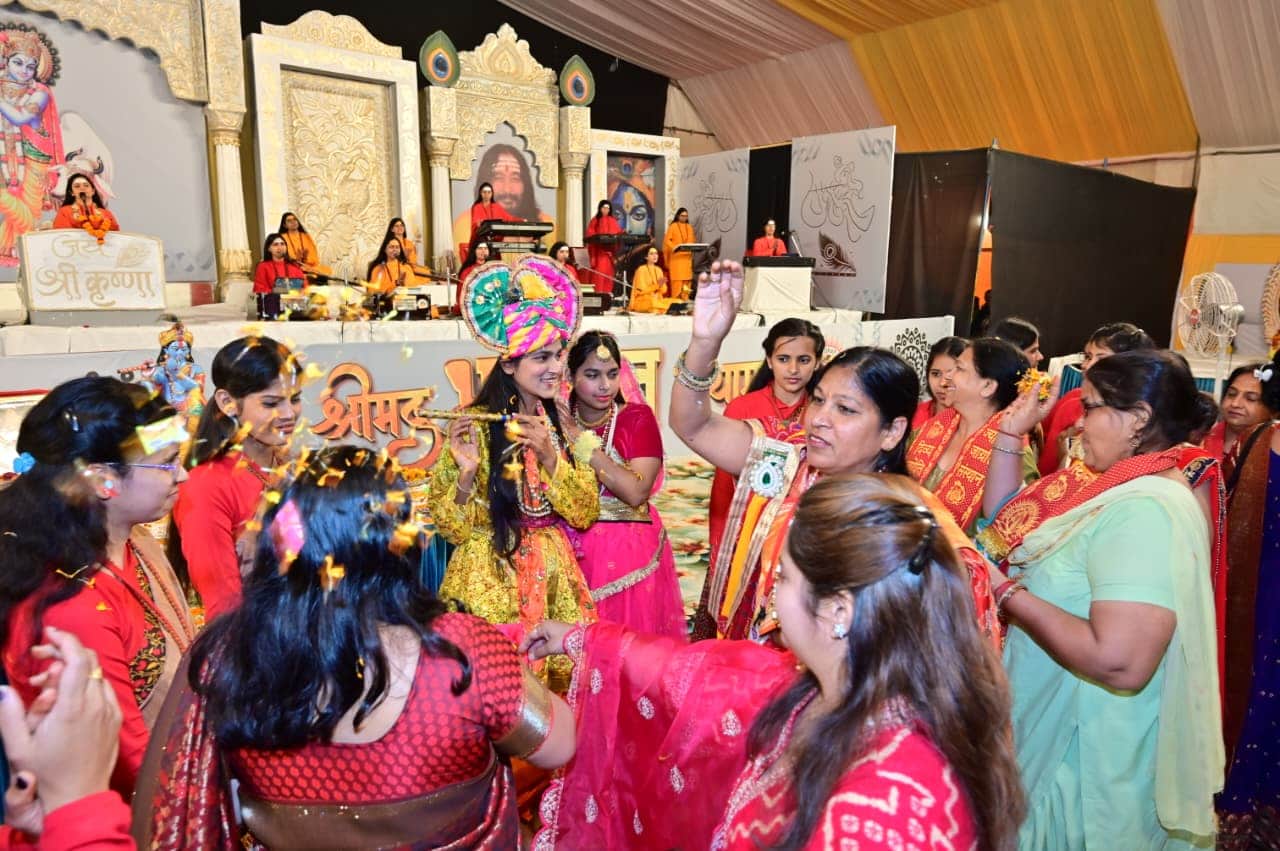 15kht_16   कैथल के पुराने बस अड्डे पर आयोजित श्रीमद्भागवत कथा के दौरान भजनों पर झूमते श्रद्धालु