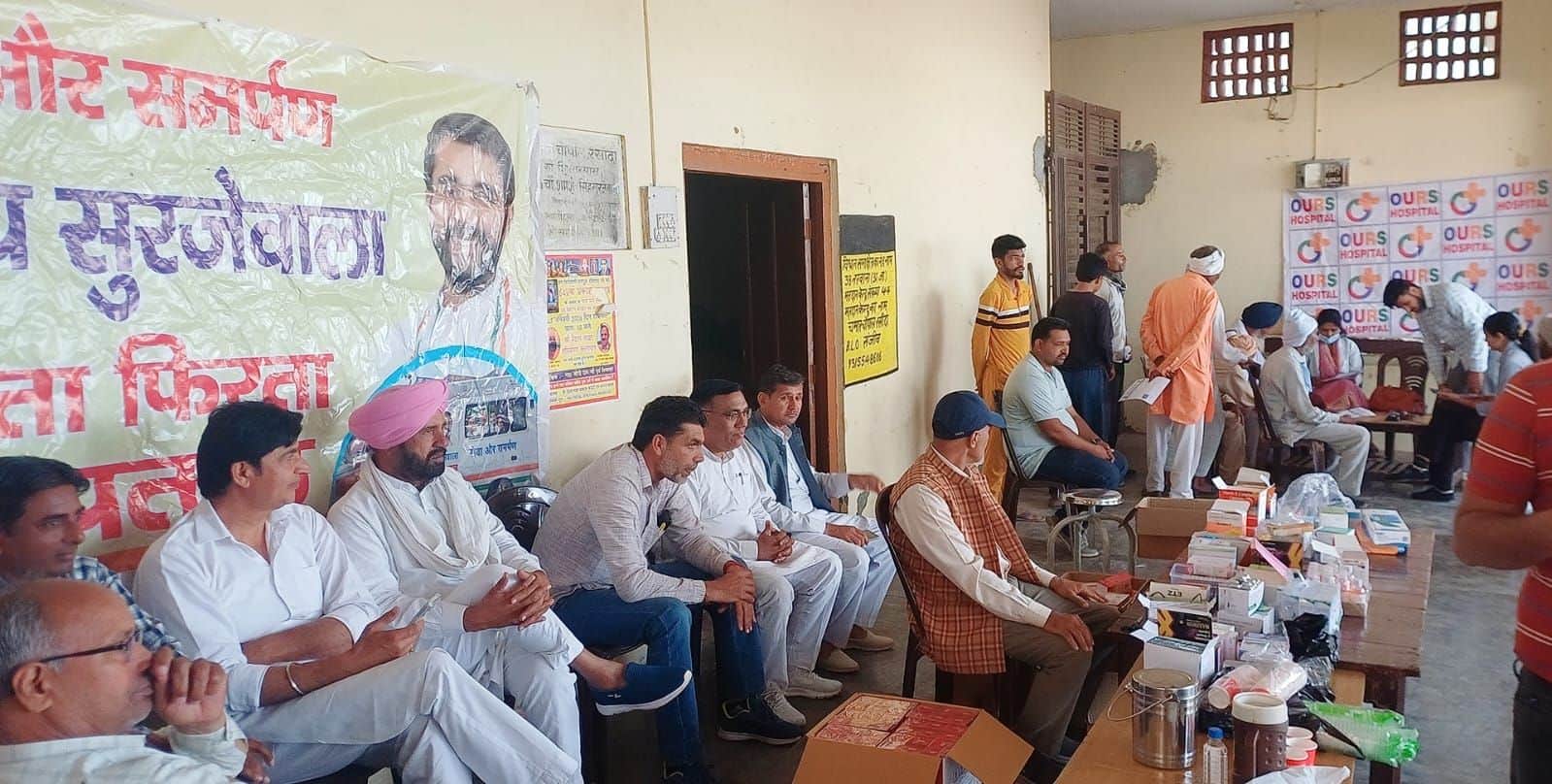 16जेएनडी21: दवाइयां लेते हुए मरीज। स्त्रोत कार्यकर्ता।